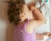 Kind mit Fieber schlafen lassen oder wecken